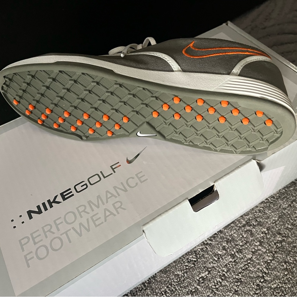 New Nike woman’s golf shoe size 8.5